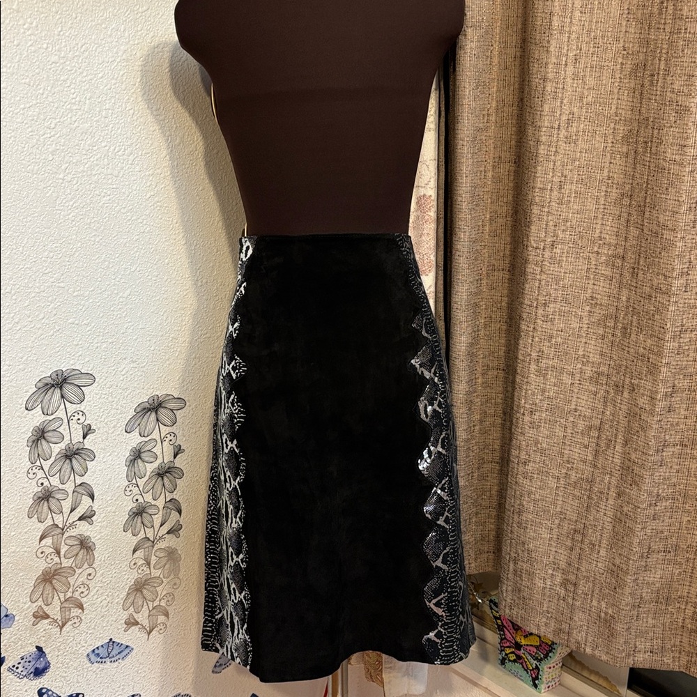 Vintage Y2K Metro Style black leather and silver snakeskin design skirt. Size 16 - Picture 12 of 17